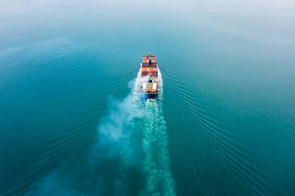 コンテナボックスを運ぶコンテナ船世界的なビジネスデリバリーサービス貨物による貨物輸送世界中の海上貿易物流と輸送ドローンからの航空写真 — ストック写真