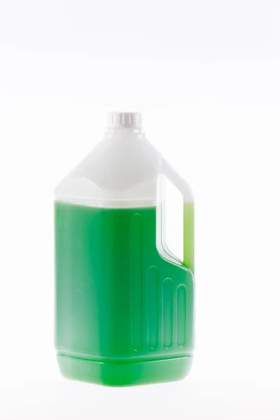 白い背景に車を掃除するための白いプラスチックボトルグリーンクリーナー — ストック写真