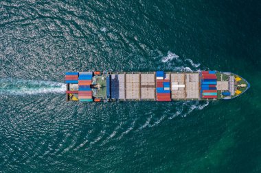 kargo konteynırları ithalat ithalat uluslararası iş hizmetleri İHA 'dan açık deniz havası görüntüsü