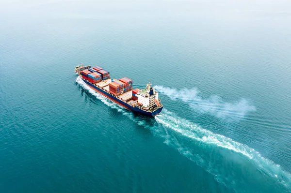 Πλοίο Εμπορευματοκιβωτίων Πλήρη Ταχύτητα Που Πλέει Στη Θάλασσα Για Μεταφορά — Φωτογραφία Αρχείου