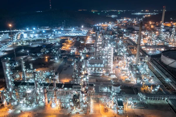 燃料と発電 石油化学工場の工場ゾーン プーリーと廃棄物のエネルギーコンセプト上の夜の工業プラントでの化学産業貯蔵タンクと石油精製の空中ビュー — ストック写真