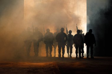 phetchabun-March 03.2018 Tayland askeri özel kuvveti tam hareket ve silah tutarak eğitim kampı pho khun pha muang phetchabun bölgesinin karanlığında duman perdesinden yürü 