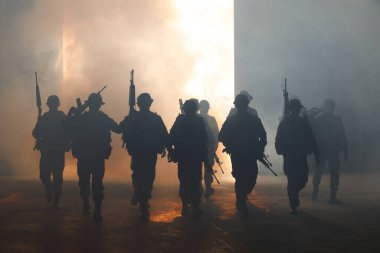 phetchabun-March 03.2018 Tayland askeri özel kuvveti tam hareket ve silah tutarak eğitim kampı pho khun pha muang phetchabun bölgesinin karanlığında duman perdesinden yürü 