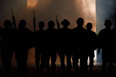 phetchabun-March 03.2018 Tayland askeri özel kuvveti tam hareket ve silah tutarak eğitim kampı pho khun pha muang phetchabun bölgesinin karanlığında duman perdesinden yürü 