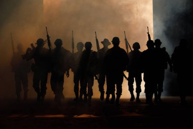 phetchabun-March 03.2018 Tayland askeri özel kuvveti tam hareket ve silah tutarak eğitim kampı pho khun pha muang phetchabun bölgesinin karanlığında duman perdesinden yürü 