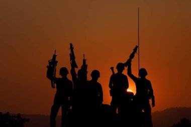 phetchabun-March 03.2018 siluet askeri özel kuvvet günbatımı eğitim kampı pho khun pha muang phechabun ilinde silah tutuyor 