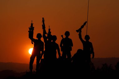 phetchabun-March 03.2018 siluet askeri özel kuvvet günbatımı eğitim kampı pho khun pha muang phechabun ilinde silah tutuyor 