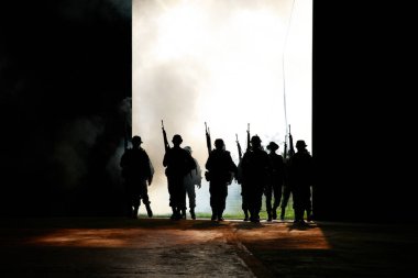 phetchabun-March 03.2018 Tayland askeri özel kuvveti tam hareket ve silah tutarak eğitim kampı pho khun pha muang phetchabun bölgesinin karanlığında duman perdesinden yürü 