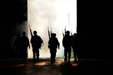 phetchabun-March 03.2018 Tayland askeri özel kuvveti tam hareket ve silah tutarak eğitim kampı pho khun pha muang phetchabun bölgesinin karanlığında duman perdesinden yürü 