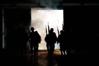 phetchabun-March 03.2018 Tayland askeri özel kuvveti tam hareket ve silah tutarak eğitim kampı pho khun pha muang phetchabun bölgesinin karanlığında duman perdesinden yürü 