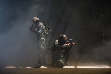 phetchabun-March 03.2018 portre özel kuvvet ayakta ve silah tutan eğitim kampı pho khun pha muang phechabun il thailand