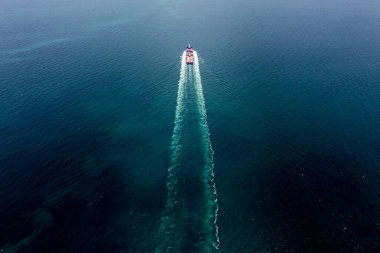 Konteynır kargo gemisi Pasifik Okyanusu 'nda tam hızla yol alarak ithalat malını uluslararası ya da dünya çapında ticari ve endüstriyel taşımacılık ve deniz hizmetleri olarak ihraç ediyor.,