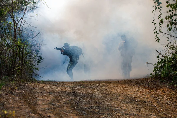 Phetchabun March 2018 Thai Military Special Force Full Action Forest — стоковое фото