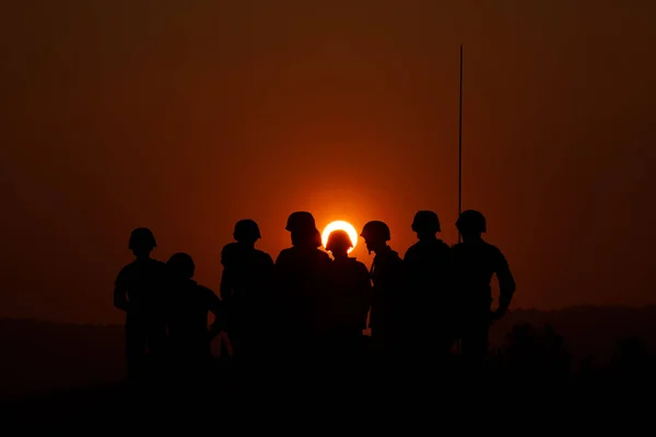 Phetchabun March 2018シルエット軍事特殊部隊は訓練キャンプで日没の背景に立っていますPho Khun Pha Muang Phechabun省タイ — ストック写真