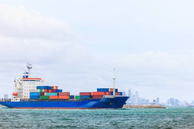 Konteyner kargo gemisi, ticari ve endüstriyel taşımacılık ve açık deniz bulutu arkaplanındaki deniz hizmetleri, nakliye konsepti olarak uluslararası veya dünya çapında mal ihracatı için yeşil denizde yol alıyor.,