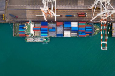  İş hizmeti ve sanayi kargo konteynırları taşıma lojistiği deniz ve nakliye limanı vinç ve karavan hava aracı kamerasıyla yükleme ve boşaltma 
