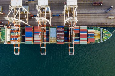  Konteynır gemisi, derin deniz limanında yükleme ve boşaltma, ticari hizmet ve sanayi hava görüşü lojistik lojistik ithalat ve konteyner gemisiyle açık denizde nakliye, konteyner yükleme konteynırı.