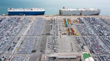 Uluslararası denizlere ihracat için yeni araba ürün siparişlerini, iş hizmetleri taşımacılığı konseptini, Drone Point of vie 'den çekilen fotoğrafı ticari rıhtıma yükleyen Aerial view Large RoRo (Roll-off)