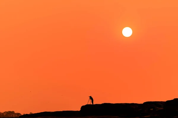 Küçük Fotoğrafçı Silueti Dağda Fotoğraf Çekiyor Güneşin Doğuşunun Altın Saati — Stok fotoğraf