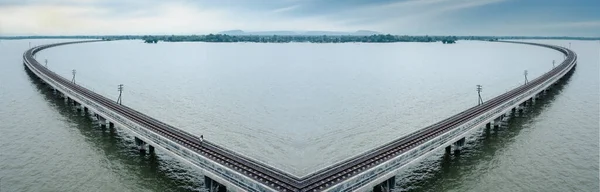 湖上铁路桥曲线轨道全景自然景观与心形 — 图库照片
