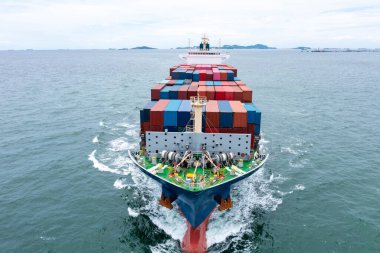 Konteynırlar korgo lojistik ulaşım ithalat denizlerde uluslararası yelkencilik fotoğrafçılık bakış açısı uzaktan kumanda, iş hizmeti ve sanayi taşımacılığı konteynır konteynır korkusu konseptiyle,