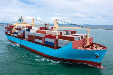 Hava manzaralı konteynır gemisi kargo ihracatı ithalatı uluslararası ve dünya çapında ticari ve endüstriyel mallar konteyner gemisiyle açık denizde lojistik taşımacılık, kargo konteynırı konsepti,