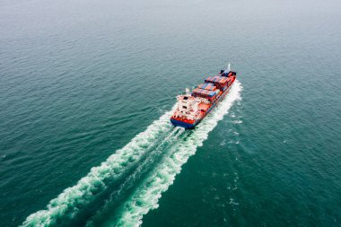 Konteynır kargo gemisi Pasifik Okyanusu 'nda tam hızla yol alarak ithalat malını uluslararası ya da dünya çapında ticari ve endüstriyel taşımacılık ve deniz hizmetleri olarak ihraç ediyor.,