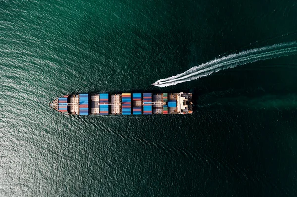 Container Fraktfartyg Seglar Full Fart Stilla Havet För Att Transportera — Stockfoto