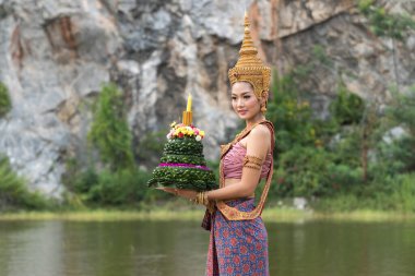 # Tayland 'da güzel bir kadın geleneksel Thai giyer # # Loy Kratong Festivali' nde nehir kenarında #
