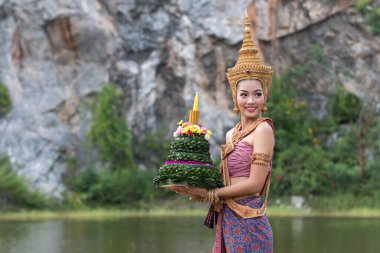 # Tayland 'da güzel bir kadın geleneksel Thai giyer # # Loy Kratong Festivali' nde nehir kenarında #