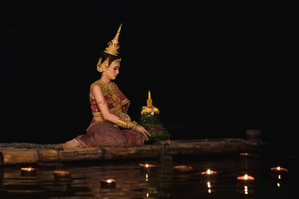Όμορφη Γυναίκα Ταϊλάνδη Φορώντας Ταϊλανδέζικο Παραδοσιακό Φόρεμα Μπαμπού Για Τον — Φωτογραφία Αρχείου