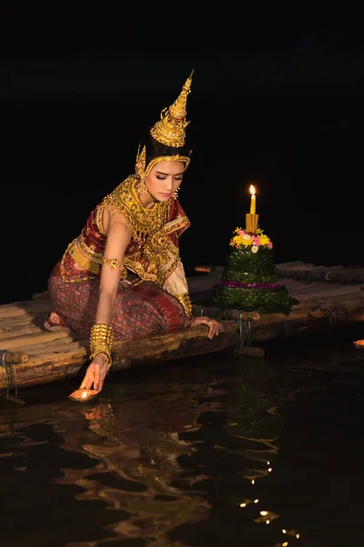 Beautiful Woman Thailand Wearing Thai Traditional Dress Bamboo River Park — Stock Photo, Image