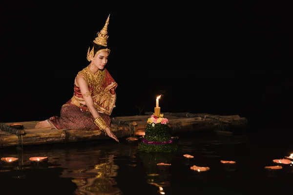 Modelo Retrato Noturno Vestindo Tradicional Tailandês Vermelho Roxo Jóias Ouro — Fotografia de Stock