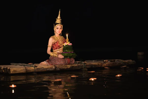 Nachtporträt Modell Trägt Traditionellen Thai Rot Und Lila Und Goldschmuck — Stockfoto