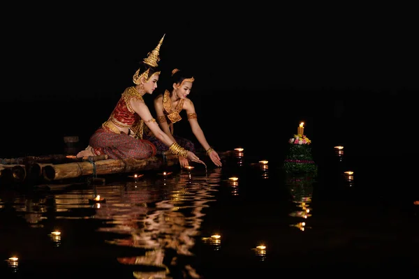 Schöne Zwei Thailändische Frauen Traditioneller Thailändischer Kleidung Auf Bambus Für — Stockfoto