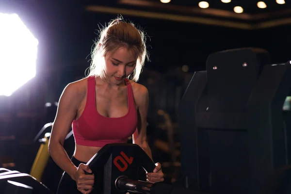 Portrait Muscular Asian Women Working Out Dumbbells Gym — Stock Fotó