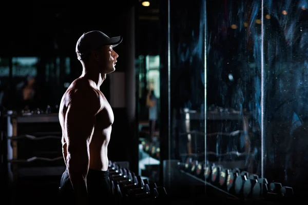 Muscular Man Working Out Dumbbells Gym Dark Tone — Fotografia de Stock