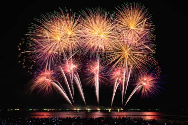 PATTAYA, CHONBURI, THAILAND, - NOVEMBER gecenin güzel ışıkları, renkli havai fişekler, Pattaya Uluslararası Havai fişek Festivali ve siluet grubu turistler oturup kumsaldaki yıllık havai fişek gösterisini izliyorlar..