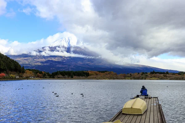 일본의 호수에 사람이 앉아서 고기잡이를 지산의 — 스톡 사진
