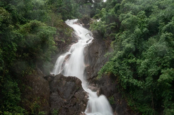雨の季節には大自然景観の滝を 国立公園には新緑の森を背景にタイ キチャクチャクチャクチャクチャクチャクチャクチャクチャクチャクチャクチャクチャクチャチャチャクチャクチャクチャクチャクチャカチャ航空 — ストック写真