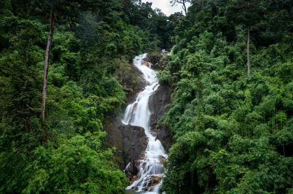 Wunderschöne Naturlandschaft Mit Wasserfall Der Regenzeit Und Erfrischenden Grünen Wäldern — Stockfoto