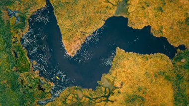 Gökyüzü manzarası yeşil, tarla otlağı ve siyah göl küçük kano turist aktivitesi rayong botanik bahçesi Tayland 'da dinlenme, eko-turist konsepti