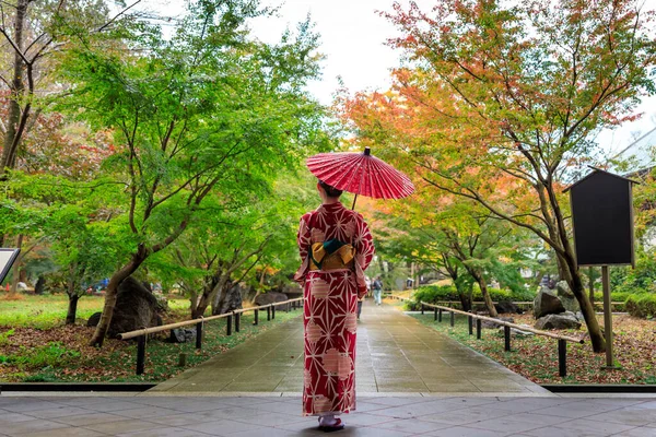 Japonya Sonbahar Yaprakları Mevsiminde Parka Yürürken Şemsiyeli Kırmızı Kimonolu Genç — Stok fotoğraf