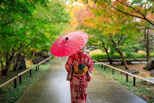 Молода Азійка Одягнена Традицію Червоного Кімоно Парасолькою Руці Йде Парку — стокове фото