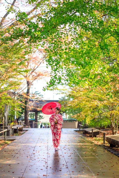 Japan November 2019 Молода Дівчина Япанеса Офіціантка Червоний Кімоно Парасолькою — стокове фото
