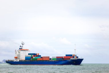 Asya Pasifik ve Avrupa da dahil olmak üzere dünya çapında ihracat malları ithal etmek için kargo lojistiği taşıyan konteynır gemisi, konteyner gemisiyle deniz konseptinde mal taşımacılığının iş ve sanayi hizmetleri, 