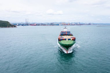 Dünya çapında kargo lojistik ihracat malları taşıyan konteyner gemisi, dağıtımcı ve müşteriye dağıtım, iş ve endüstri dağıtım hizmeti lojistik taşımacılığı konteyner gemisi ile açık denizde, Aerial view 