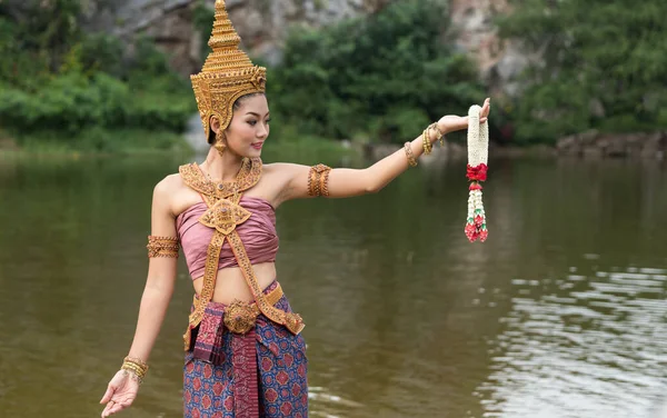 Hermosa Mujer Tailandesa Usando Thai Tradicional Entrega Guirnalda Flores Pie — Foto de Stock