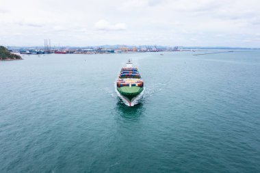 Dünya çapında kargo lojistik ihracat malları taşıyan konteyner gemisi, dağıtımcı ve müşteriye dağıtım, iş ve endüstri dağıtım hizmeti lojistik taşımacılığı konteyner gemisi ile açık denizde, Aerial view 