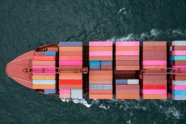 Pasifik ve dünya çapında satıcılara ve tüketicilere ihraç edilen deniz ürünleri ihraç etmek için konteyner gemisi, işletmeler ve sanayiler okyanus taşımacılığı yönlendirme, havadan üst görünüm